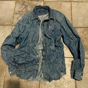 Good classic Ralph Lauren denim button up. Matches well with anything 👏